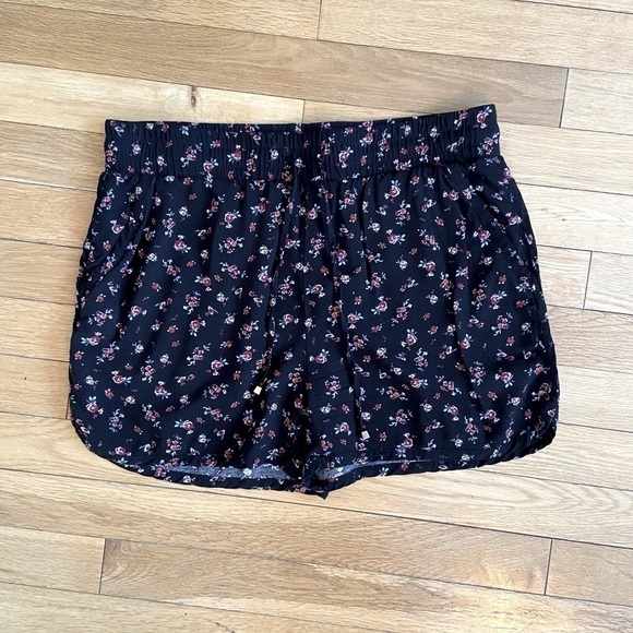 ⭐️2 FOR $20⭐️ Studio Floral Detail Shorts Size Small. EUC - Picture 9 of 9
